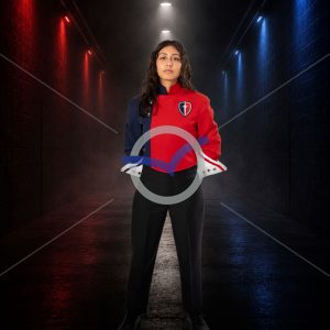 Hannah Magallan - Tunnel - Pose 1